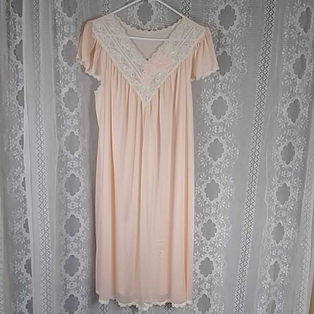 Shadow Line Made In USA Vintage Women's Nightgown Size M Embroidery Color Peach